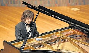 Junichi Kobayashi kann nichts hören. Das hindert ihn aber nicht daran, vor Publikum und gegen Bezahlung auf einem Klavier zu spielen. / Bild: FELIX LILL 